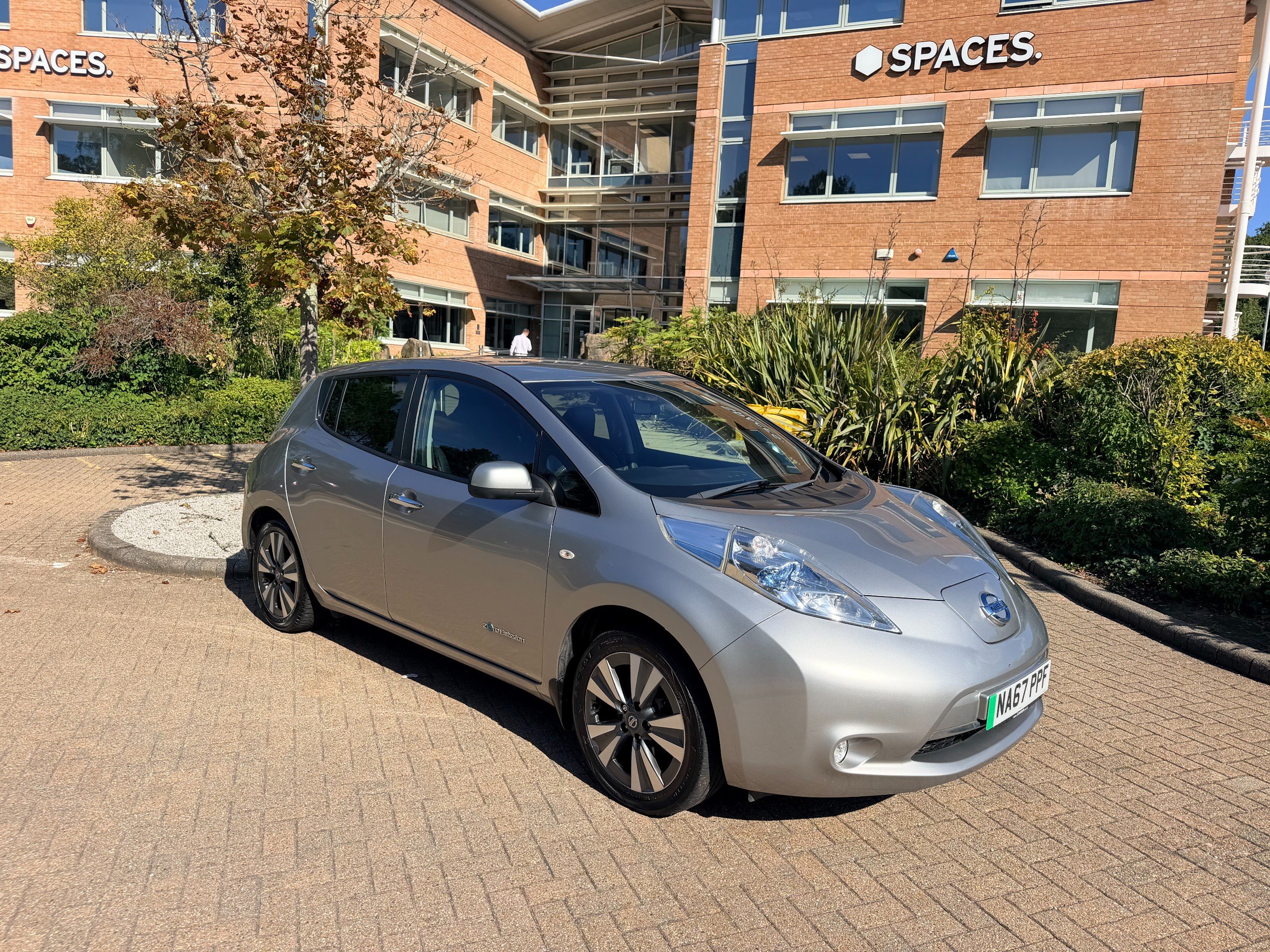 2017 NISSAN LEAF